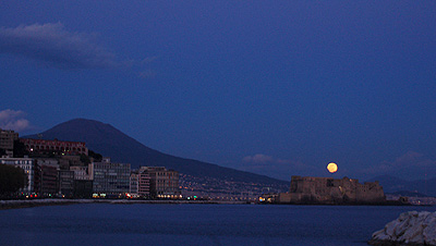 Veduta notturna della baia di Naples